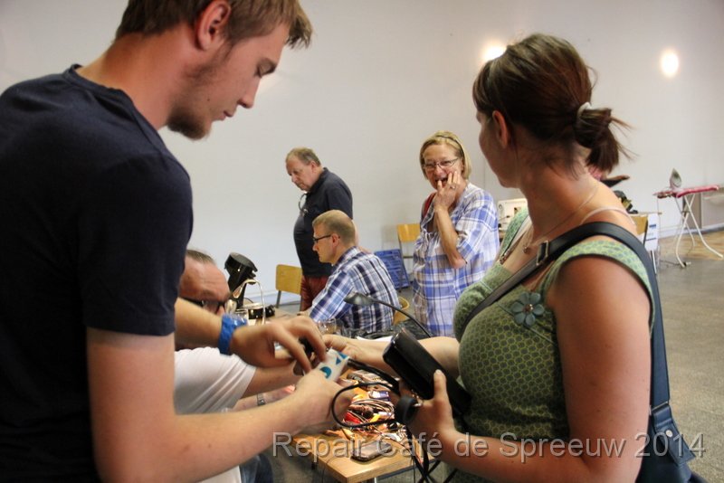 IMG_0005.JPG - deze naaister kwam vlug haar naaimachine pedaal laten herstellen zodat zij ook voort kon met herstellen