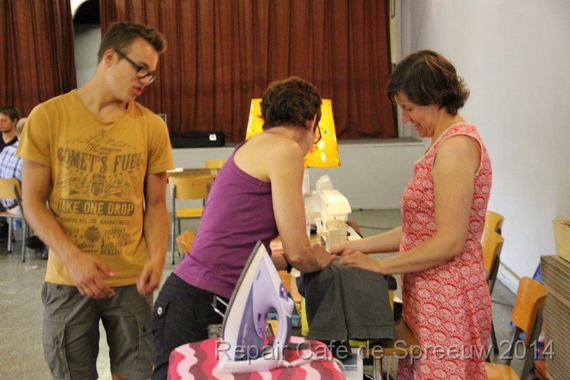 IMG_0007.JPG - moeder, waar bemoeit ge u mee.... t'is enkel maar een scheurtje!