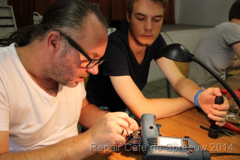 IMG_0016.JPG - amai, hier liggen van alle losse onderdelen in! niet moeilijk dat dat niet meer werkt!