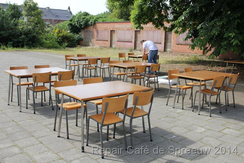 IMG_9832.JPG - prachtig weer, dus alle tafels en stoelen buiten