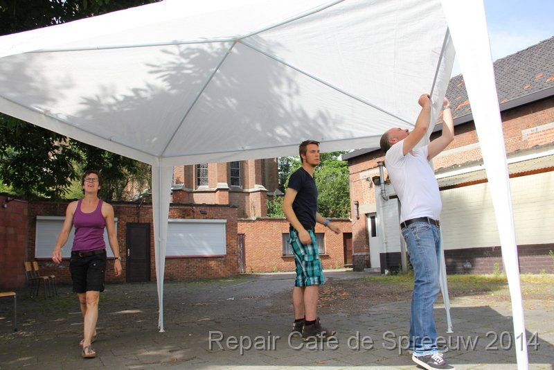 IMG_9840.JPG - en nu dit tentje nog verhuizen onder de boom zodat het fris staat