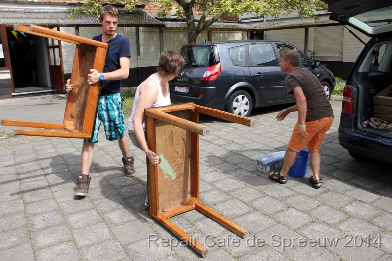 IMG_9860.JPG - wacht ik zet die tafel effe neer en zal u helpen om dat koffertje te dragen!