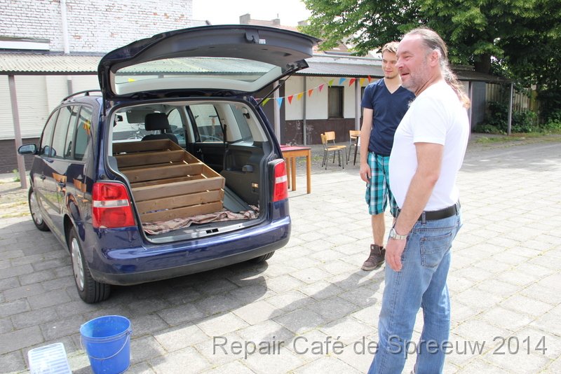 IMG_9861.JPG - een hele boekenkast, om te repareren of om weg te geven?