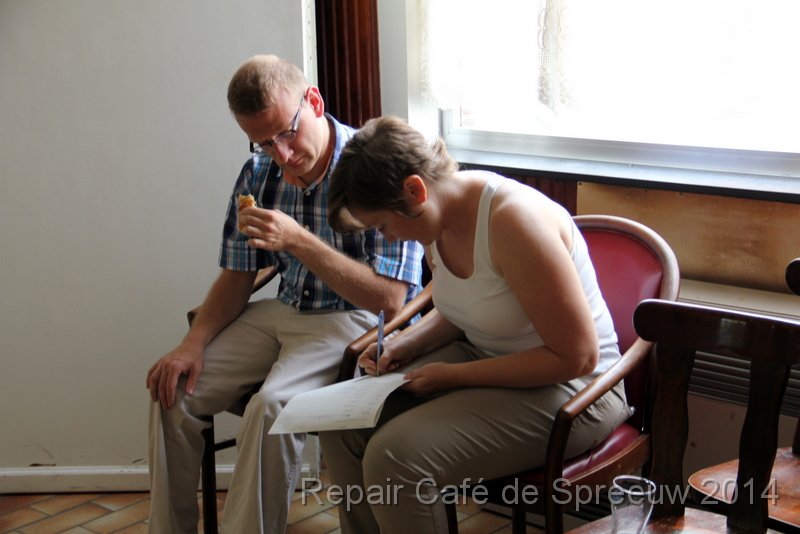 IMG_9871.JPG - de aanwezigheidslijst invullen met de aanwezigen