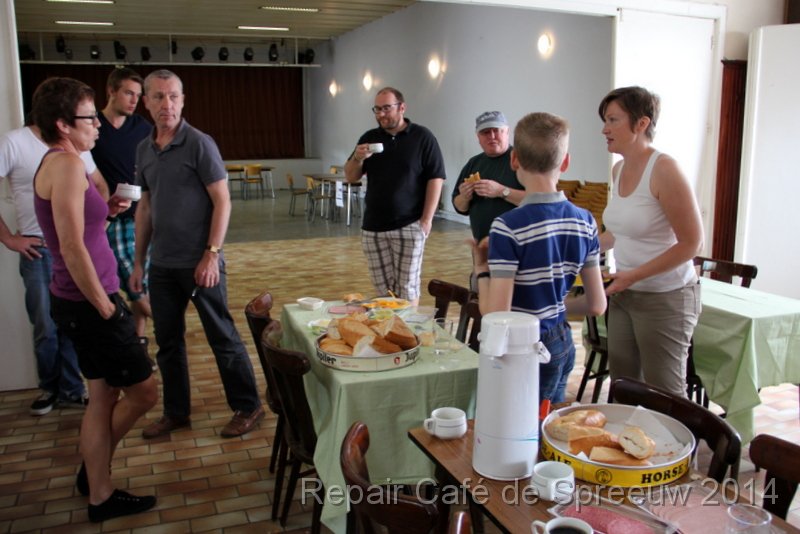 IMG_9877.JPG - gelukkig was er onze voedselhoedster die het brood in twee stukken kapte