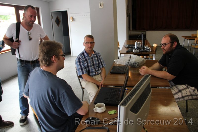 IMG_9880.JPG - "conference call" in computer termen tussen de leden van het ICT team