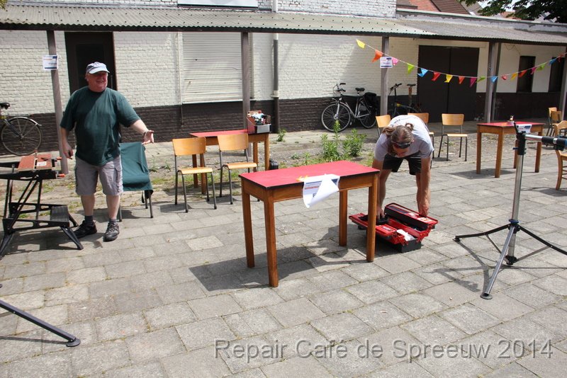 IMG_9887.JPG - zie die daar, wat een oud werkbankske heeft die nu bij?