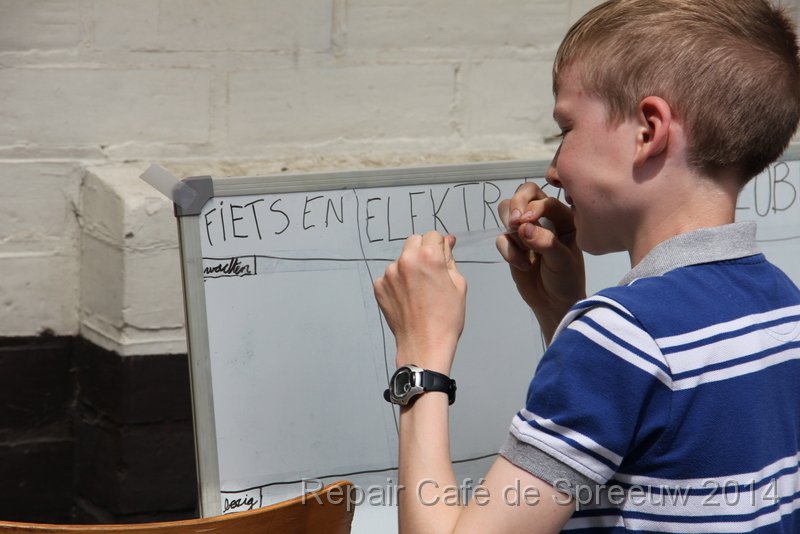 IMG_9889.JPG - voor elk onderdeel een wachtlijst en diegenen die bezig is