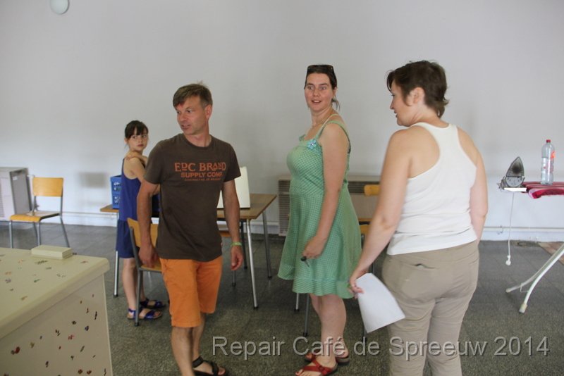 IMG_9902.JPG - in volle bewondering voor de reuze bijdrage kast!