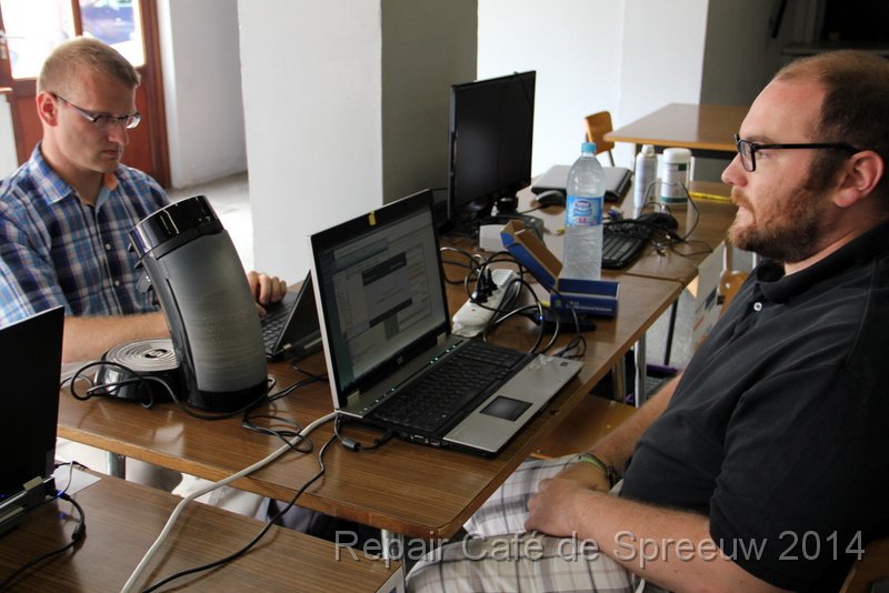 IMG_9905.JPG - een moderen koffiezetter die met een laptop wordt aangestuurd