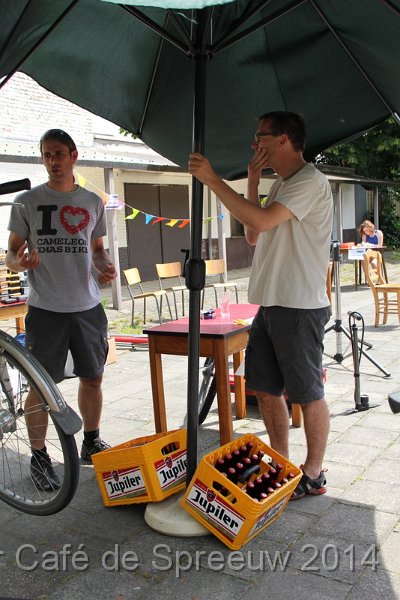 IMG_9917.JPG - hoe houdt ge een parasol rechtop? met een pilaarbijter of twee bakken bier?