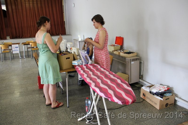 IMG_9920.JPG - de naaisters waren al bijgeschoold tot strijksters