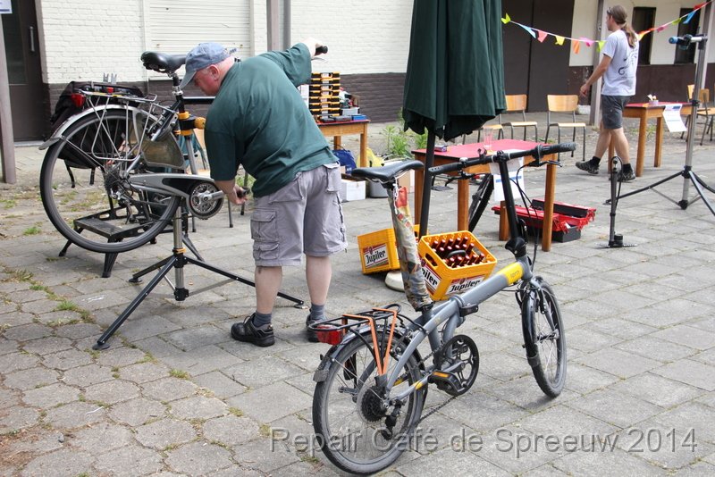 IMG_9926.JPG - t'is al file aan de fietsenstand