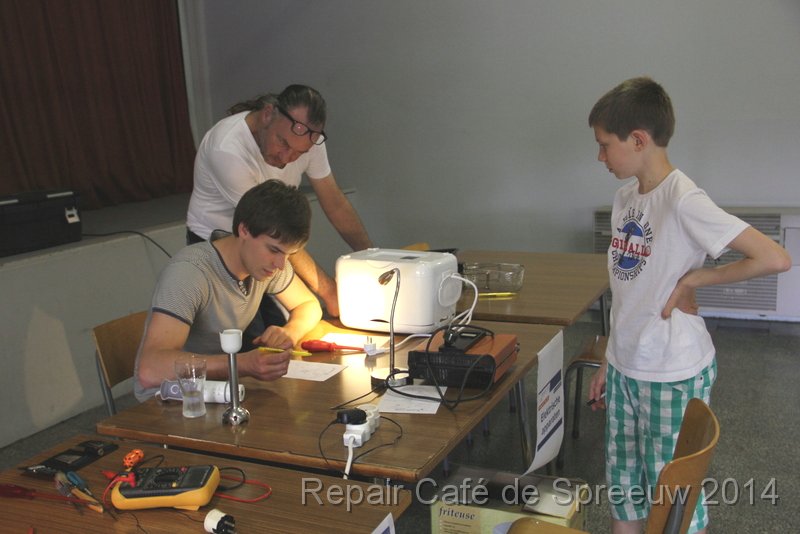 IMG_9951.JPG - die broodrooster werkt niet... zat de stekker wel in?