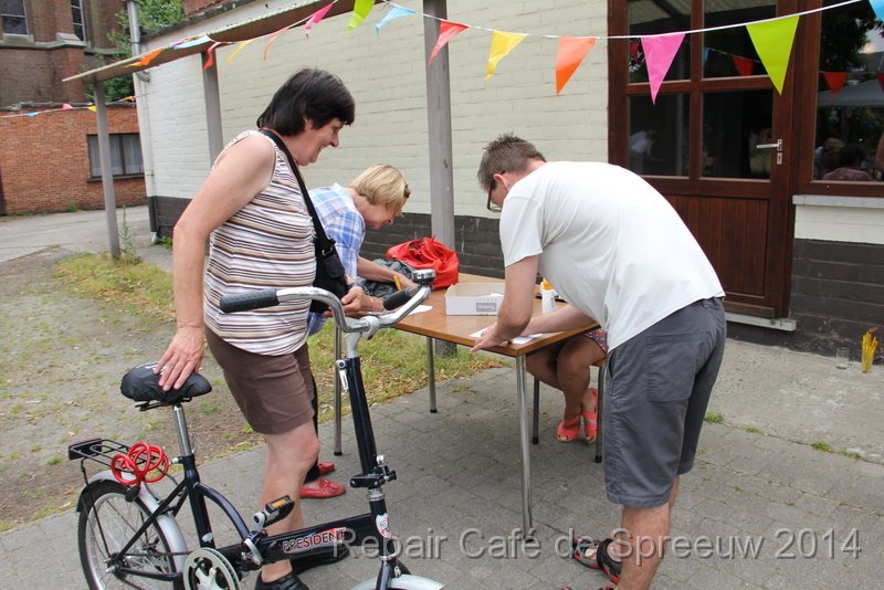 IMG_9954.JPG - mevrouw de president had ook klachten, maar dit keer over haar fietske