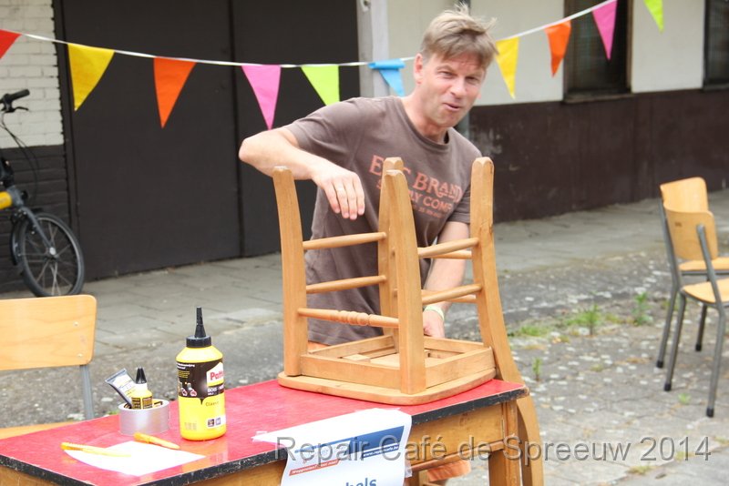 IMG_9960.JPG - aarhg, mijn hand tussen stoel en tafel geplakt!