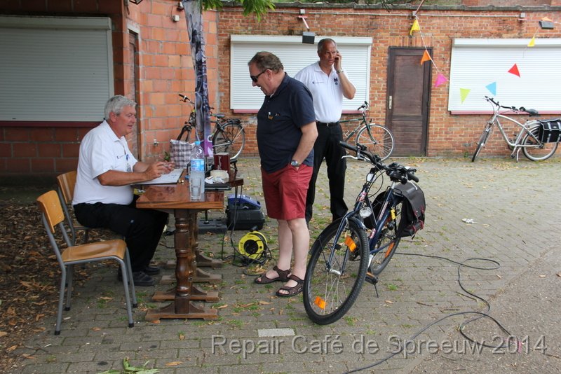 IMG_9979.JPG - de fietsgraveerders begonnen ook aan hun taak