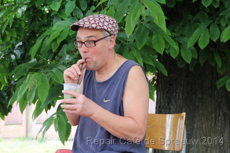 IMG_9980.JPG - tja, ge moet het maar fiksen hé,  lurkend aan zijn mojito