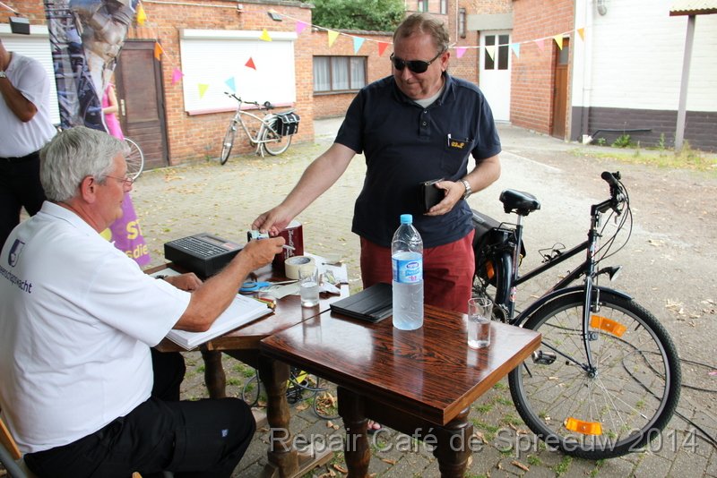 IMG_9981.JPG - eerst paspoort controle, of ge geen gezochte persoon zijt!