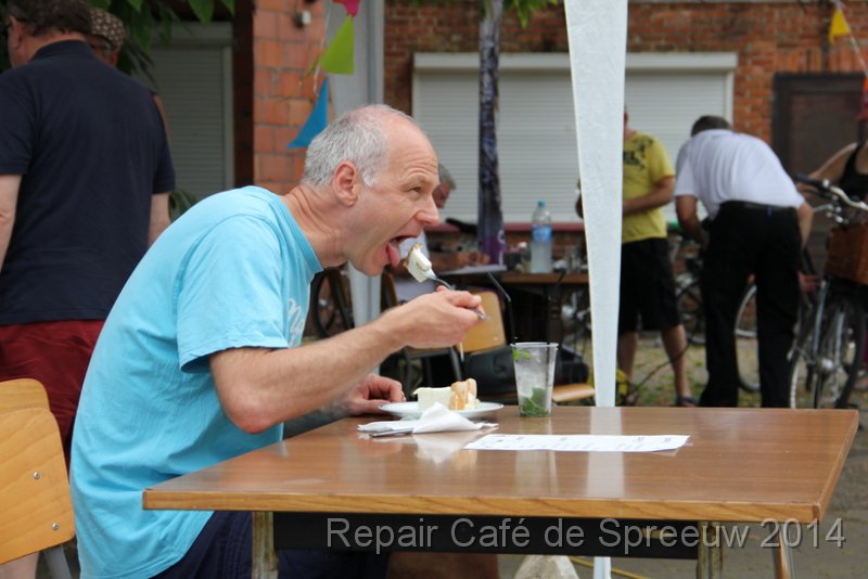 IMG_9993.JPG - en dan met volle goesting een zeer klein stukje taart verorberen