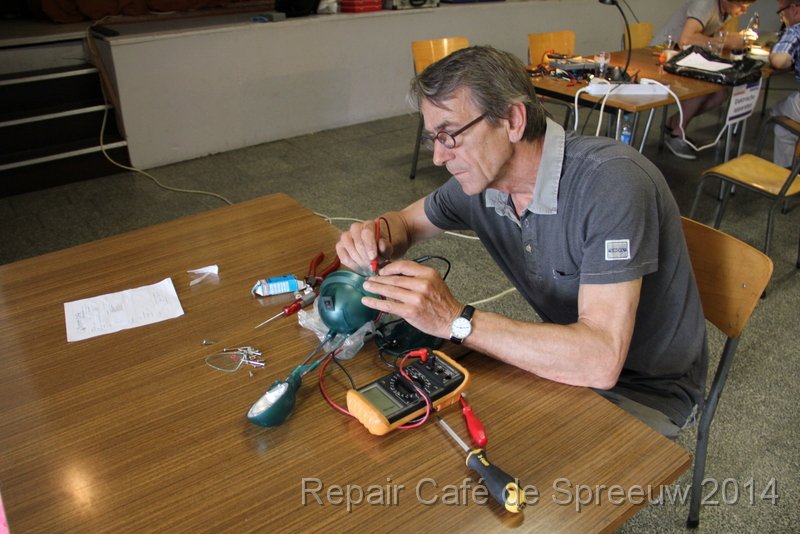 IMG_9996.JPG - of het nu een fietslamp of een bureaulamp is, alles kan hij onder handen nemen