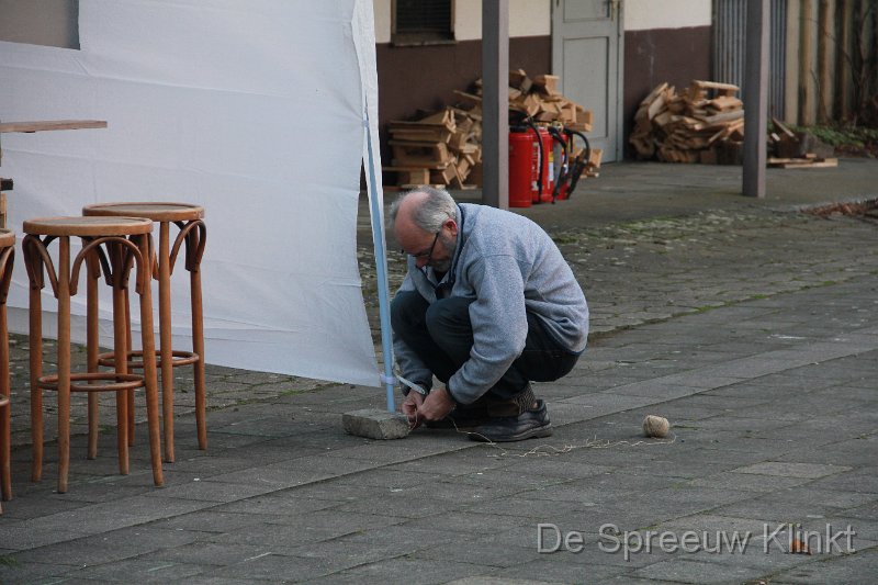 IMG_5674.JPG - die is bang dat z'n tentje gaat vliegen