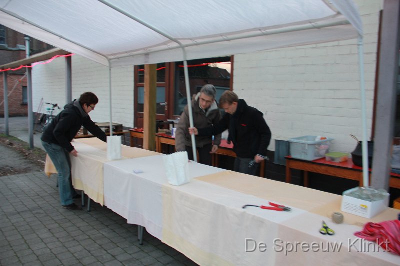 IMG_5676.JPG - over het buffet komt er een reuzetent