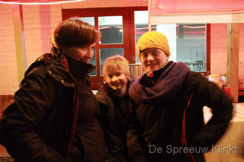 IMG_5797.JPG - moeder die haar iet of wat benevelde dochter komt ophalen