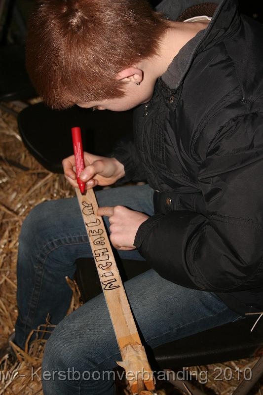 IMG_3288.JPG - om een zekere splitsing gemakkelijker te maken moest iedere fakkeldrager zijn naam op zijn gerief zetten...