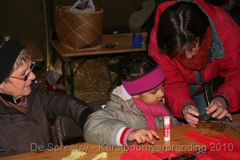 IMG_3307.JPG - werd er ijverig verder gewerkt aan talloze lantarentjes