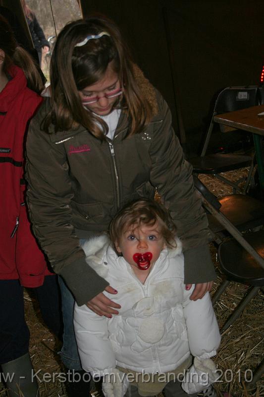 IMG_3317.JPG - ne fakkel...? Neen, daar zijt ge te klein voor. Vraag dat maar aan mama en papa!