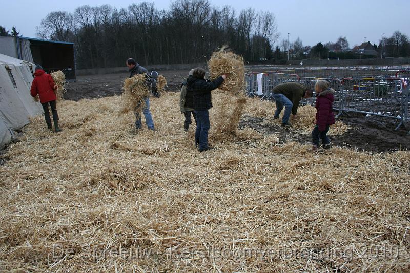 IMG_3318.JPG - waarna het door een bende jongeren en iets minder jeugdige deliquenten kon uitgestrooid worden...