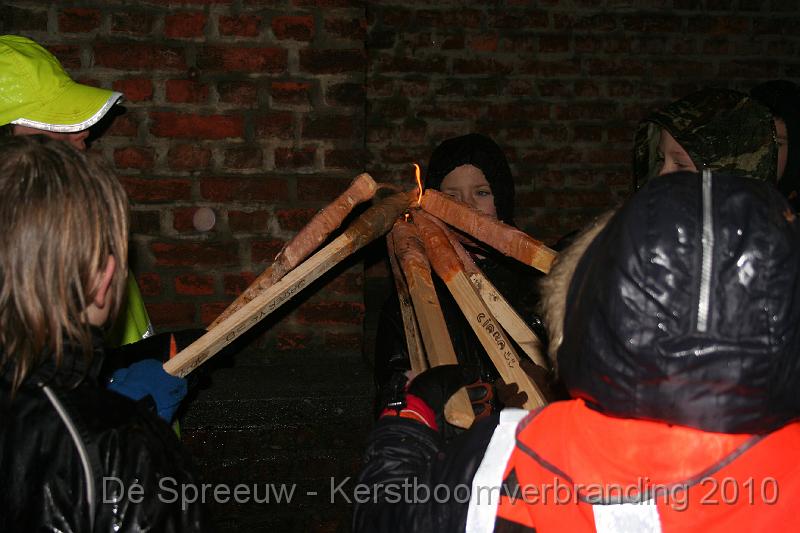 IMG_3336.JPG - een poging om alle fakkels in een keer aan te steken
