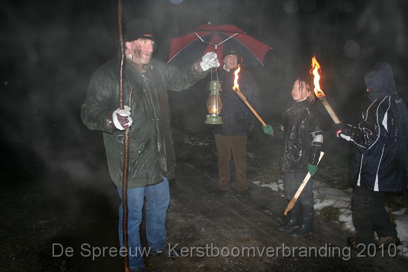 IMG_3355.JPG - Jules, die de witte meutte al tegengekomen was, was zelfs met den Bisschop en de sjampetter erbij er niet gerust in