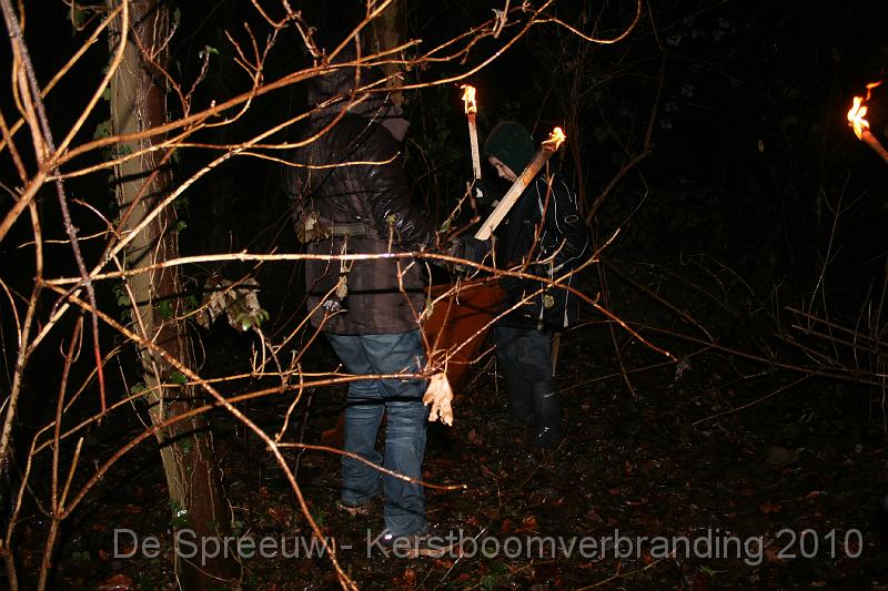 IMG_3370.JPG - maar wat staat daar tussen de takken en de bomen...?