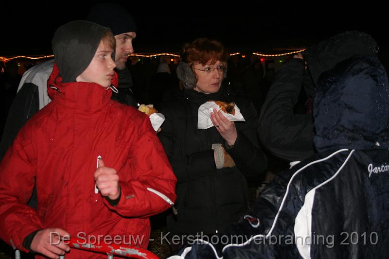 IMG_3424.JPG - wat is die daar naast ons aan het eten...?