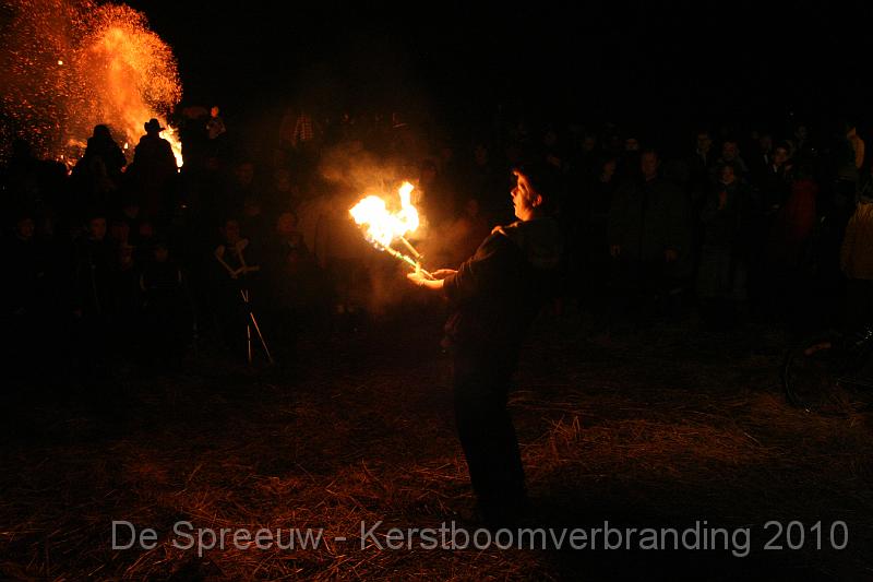 IMG_3516.JPG - voorbereiding van de act met de vliegende fakkels