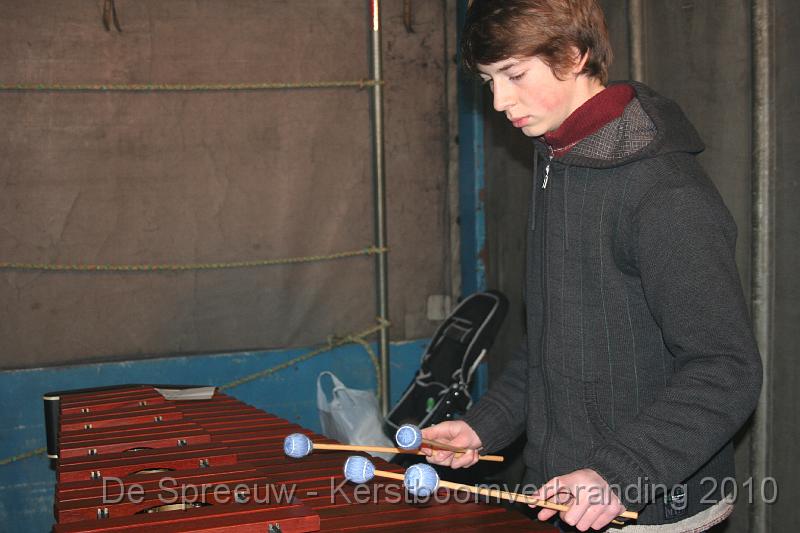 IMG_3522.JPG - het volgende vuurwerknummer  werd ingeleid door opzwepende marimba muziek