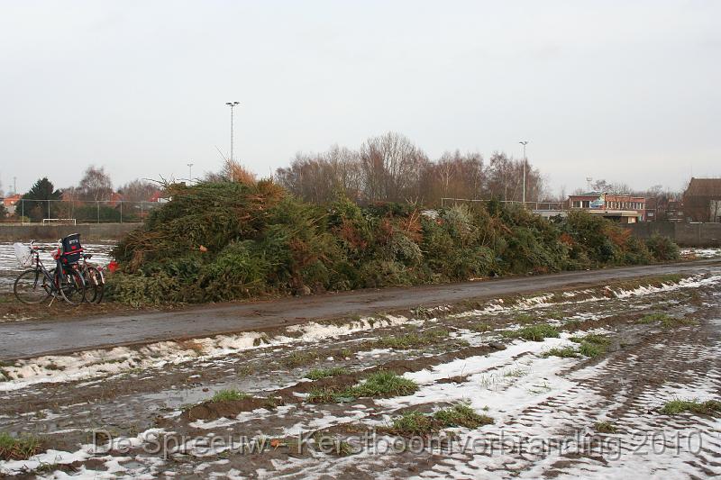 IMG_3230.JPG - Ziehier de ingrediënten van de kerstboomverbranding: bomekes...