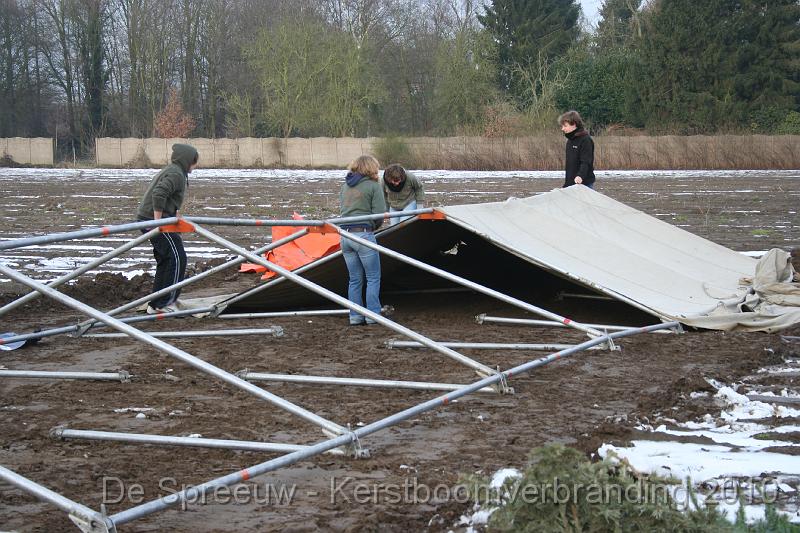 IMG_3236.JPG - de giro verwijderde ondertussen het laatste inpakpapier van de tent