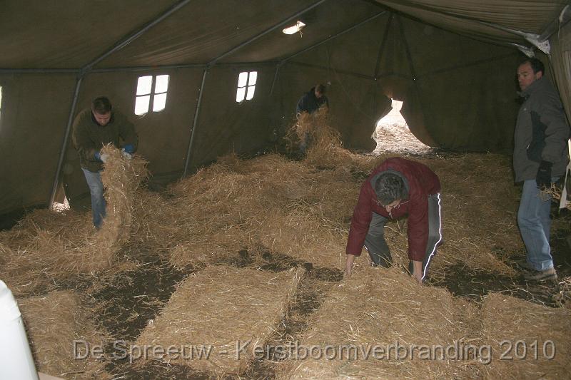 IMG_3261.JPG - bijlange niet, dit stro is heel geschikt om de voeten warm te houden