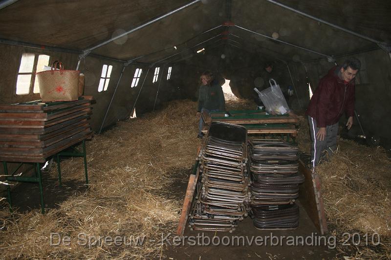 IMG_3262.JPG - wat doen we nu eerst? de stoelen, de tafels of het stro?