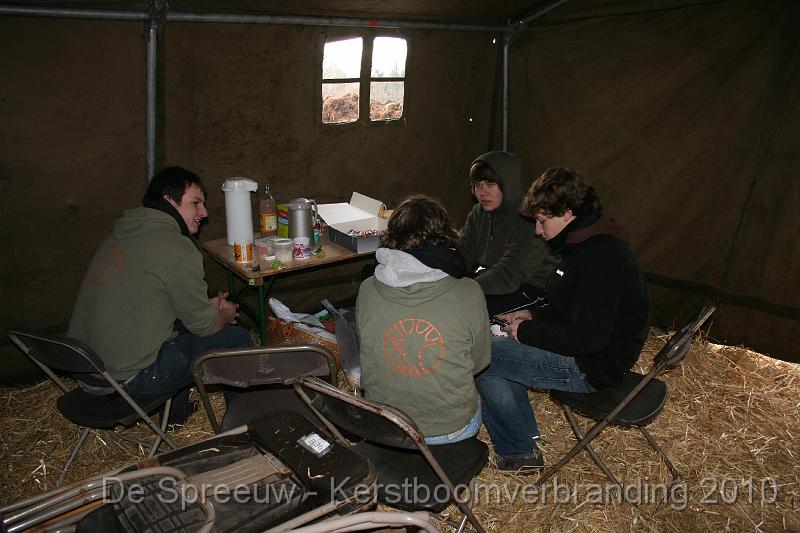 IMG_3263.JPG - tien uur: thee-tijd voor de tentenzetters