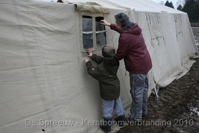 IMG_3266.JPG - in team werden de raampjes op hun plaats gezet, de ene nam de bovenkant voor zijn rekening, de andere waren zijn vingers bevrozen...