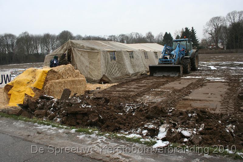 IMG_3272.JPG - ondertussen was de boer vollop bezig om onze dansvloer wat plat te kloppen...