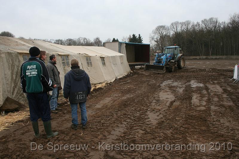 IMG_3277.JPG - onder toeziend oog van de mannen van spoor 1...