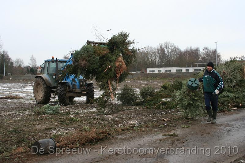 IMG_3282.JPG - daarbij geholpen door een pottenpakker