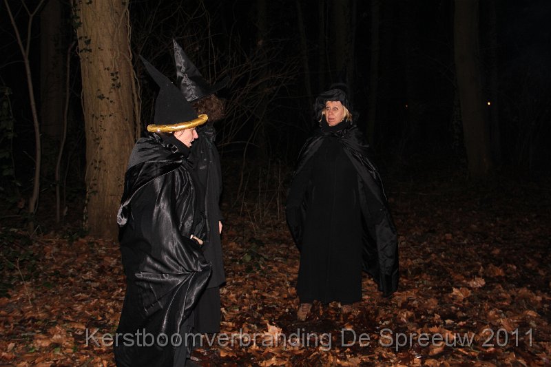 IMG_0311.JPG - plots, en in alle verhaaltjes is dat zo, plots stonden daar plotseling drie heksen