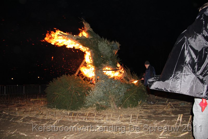 IMG_0324.JPG - het knappe vuurwerk van de Chiro gaf een enorm mooi effect