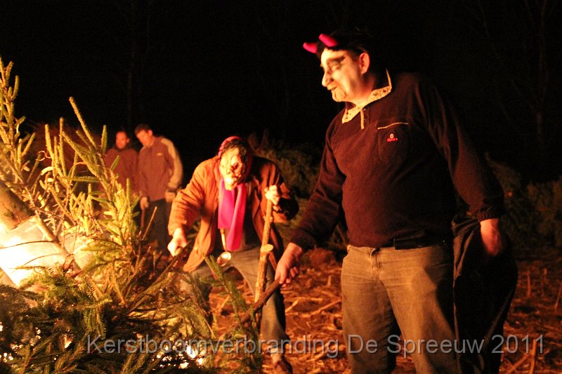 IMG_0334.JPG - En de duivel, die stak den boel in de fik